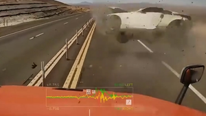 Video: Vượt xe tải, xe hơi đâm vào lề đường, lộn nhiều vòng trên cao tốc