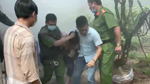 Video: Cảnh sát phá cửa bắt kẻ ngáo đá đốt nhà mẹ ruột ở Tiền Giang