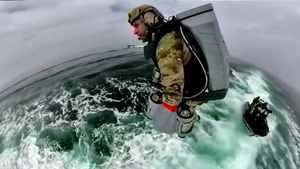 Video: 'Người bay' thủy quân lục chiến Anh đổ bộ lên tàu chiến 