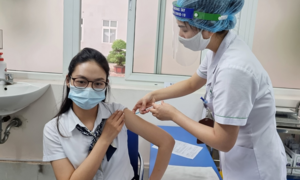 Nhân viên y tế An Giang qua đời sau tiêm vaccine COVID-19: Chuyên gia nói gì?