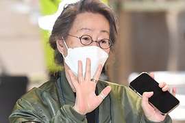 Youn Yuh Jung trở về Hàn Quốc sau khi thắng giải Oscar