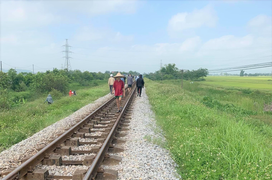 Mẹ ôm thi thể con gái 7 tuổi lên đường tàu tự tử