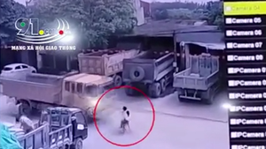 Video: Sang đường không quan sát,  hai bé gái bị xe tải đâm trúng