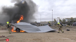 Video: Cận cảnh chăn chữa cháy cho ô tô