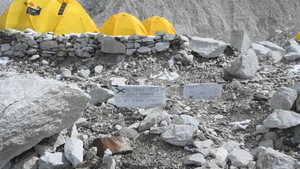 Video: Hơn 30 người nhiễm COVID-19 tại trại căn cứ trên đỉnh Everest