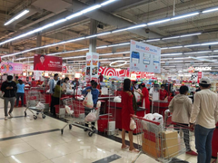 Chợ vắng hoe, khách đổ vào siêu thị mua thực phẩm cuối tuần