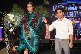 Người nghệ sĩ hoa và cảm hứng Mẹ trong sáng tác