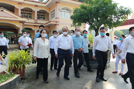 Chủ tịch nước Nguyễn Xuân Phúc tiếp xúc cử tri, vận động bầu cử tại Củ Chi