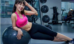 Nữ sinh Ngoại thương khoe eo thon, dáng chuẩn khiến bao chàng trai mê mẩn