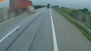 Video: Xe container mất kiểm soát leo dải phân cách suýt lật nhào