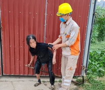 Hai công nhân điện lực miền Bắc cứu sống 5 người dân