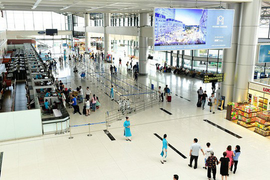 Dịch COVID-19 bùng phát, khách bay qua Nội Bài giảm sâu