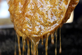 Cả khoảng trời tuổi thơ của lũ trẻ xứ Quảng từng gói gọn trong chiếc bánh này