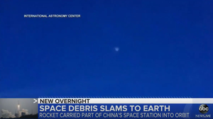 Video: Khoảnh khắc mảnh vỡ tên lửa Trung Quốc rơi xuống Trái đất
