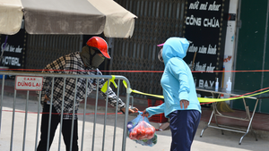 Video: Tiếp tế lương thực cho xã có 7 ca mắc COVID-19 ở Hà Nội