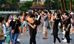 Ảnh: Bạn trẻ Hà thành đổ về hồ Tây săn ảnh mặt trời lặn bất chấp dịch COVID-19