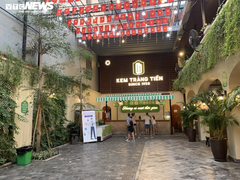 Hàng quán nổi tiếng Hà Nội mùa COVID-19: Nơi vắng vẻ, nơi bon chen mất cảnh giác