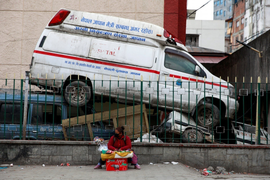 Ảnh: Nepal gần chạm mốc 400.000 ca bệnh, xe cấp cứu bỏ hoang