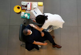 Tiêm vaccine xong cho phần lớn dân số, Israel lại lo ngại vì các biến chủng mới