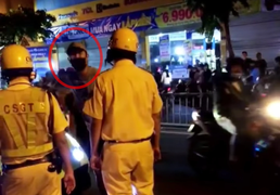 TP.HCM: Lái siêu xe Ferrari không biển số, tài xế lăng mạ CSGT khi bị kiểm tra