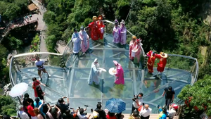 Video: Biểu diễn ca kịch trên cầu đáy kính cách mặt đất 500m ở Trung Quốc