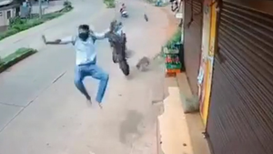 Video: Tránh xe máy sang đường, nam thanh niên tông vào vỉa hè, lộn nhiều vòng