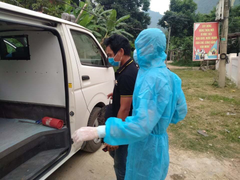 COVID-19 diễn biễn phức tạp vẫn 'xẻ rừng' vượt biên sang Lào thăm bà con