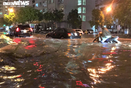 Ảnh: Hà Nội mưa như trút nước, nhiều tuyến phố Thủ đô biến thành sông