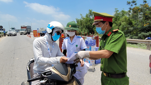 Ảnh: Cán bộ, chiến sĩ phơi mình giữa trời nắng gần 40 độ C tại chốt tâm dịch