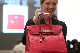 Đua nhau mua túi xách Hermes, Chanel để đầu tư sinh lời