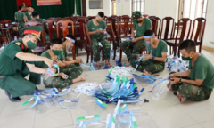 Bộ đội làm ngàn tấm chắn giọt bắn hỗ trợ lực lượng tuyến đầu chống dịch