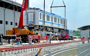 Ảnh: Cận cảnh quá trình lắp đặt tàu Metro số 1 lên đường ray depot Long Bình