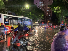 Video: Trận mưa lớn nhất từ đầu năm trút xuống Hà Nội, nhiều nơi ngập sâu