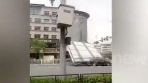 Video: Biển quảng cáo rơi đè bẹp xe hơi đang đi trên đường ở Trung Quốc