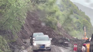 Video: Sạt lở đất lấp kín đường, đoàn xe hơi thoát chết trong gang tấc