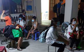 Thương cảnh học sinh ôm sách vở, chăn gối, quạt điện đi cách ly trong đêm