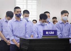 Bất ngờ hoãn phiên tòa xét xử 4 cựu thanh tra giao thông bảo kê 'logo xe vua'