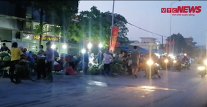 Video: Bất chấp lệnh cấm, chợ cóc, chợ tạm ở Hà Nội vẫn ngang nhiên hoạt động