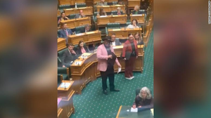 Nhảy múa giữa cuộc họp, quan chức gốc thổ dân bị đuổi khỏi quốc hội New Zealand