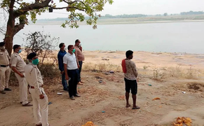 Dân Ấn Độ hoảng hốt phát hiện loạt thi thể chôn bên bờ sông Hằng