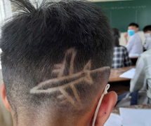 Xử trí bất ngờ của thầy giáo với mái tóc 'kỳ lạ' của học trò