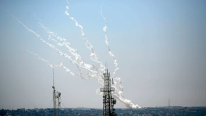 Hamas phóng rocket nặng 250kg, tấn công sân bay Israel