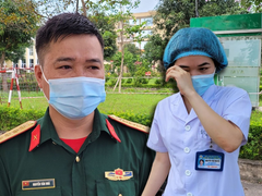 Chiến sĩ tuyến đầu chống dịch: 'Bố bị tai biến, tôi không thể về chăm sóc'