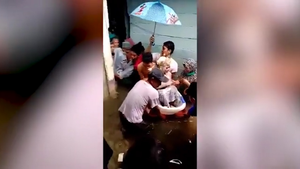 Video: Rước dâu bằng chậu ở Indonesia