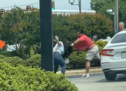 Đánh nhau để tranh giành mua xăng tích trữ ở Mỹ