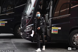 Dùng xe bus giả đánh lừa CĐV quá khích, Liverpool tới sân Old Trafford an toàn