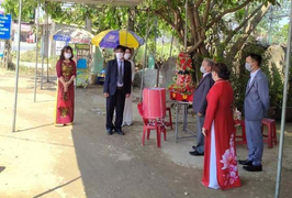 Phòng dịch COVID-19, nhà trai và nhà gái trao sính lễ ngay tại chốt kiểm dịch