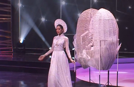 Hoa hậu Khánh Vân vất vả diễn trang phục dân tộc tại Miss Universe