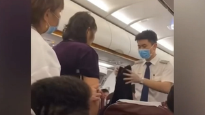 Video: Nữ hành khách thách thức tiếp viên cõng xuống máy bay