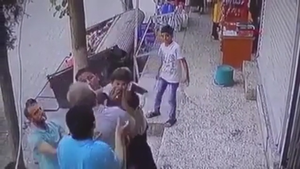 Video: Người dân giơ tay ra đỡ, bé gái rơi từ tầng 3 chung cư thoát chết thần kỳ